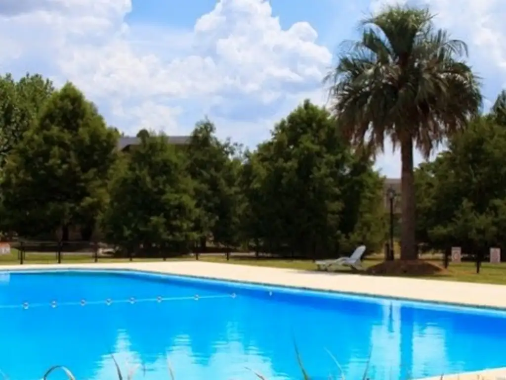 Áreas comunes piscina, club-house, juegos en Barrio Privado Sausalito