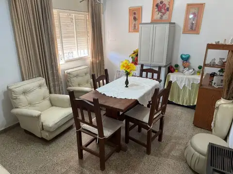 Casa 5 ambientes con 2 baños