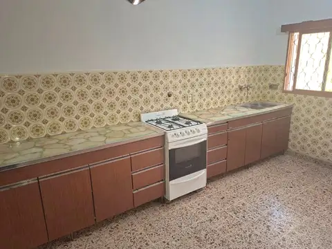 Venta amplia casa de 3 amb s/lote de 350 m²