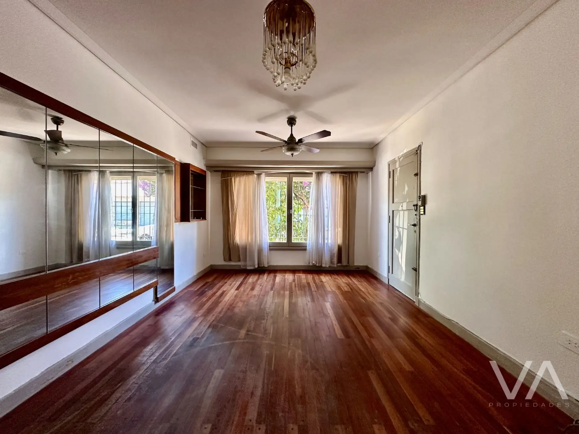 Casa con 4 dormitorios, 290m², Garage — San Cayetano