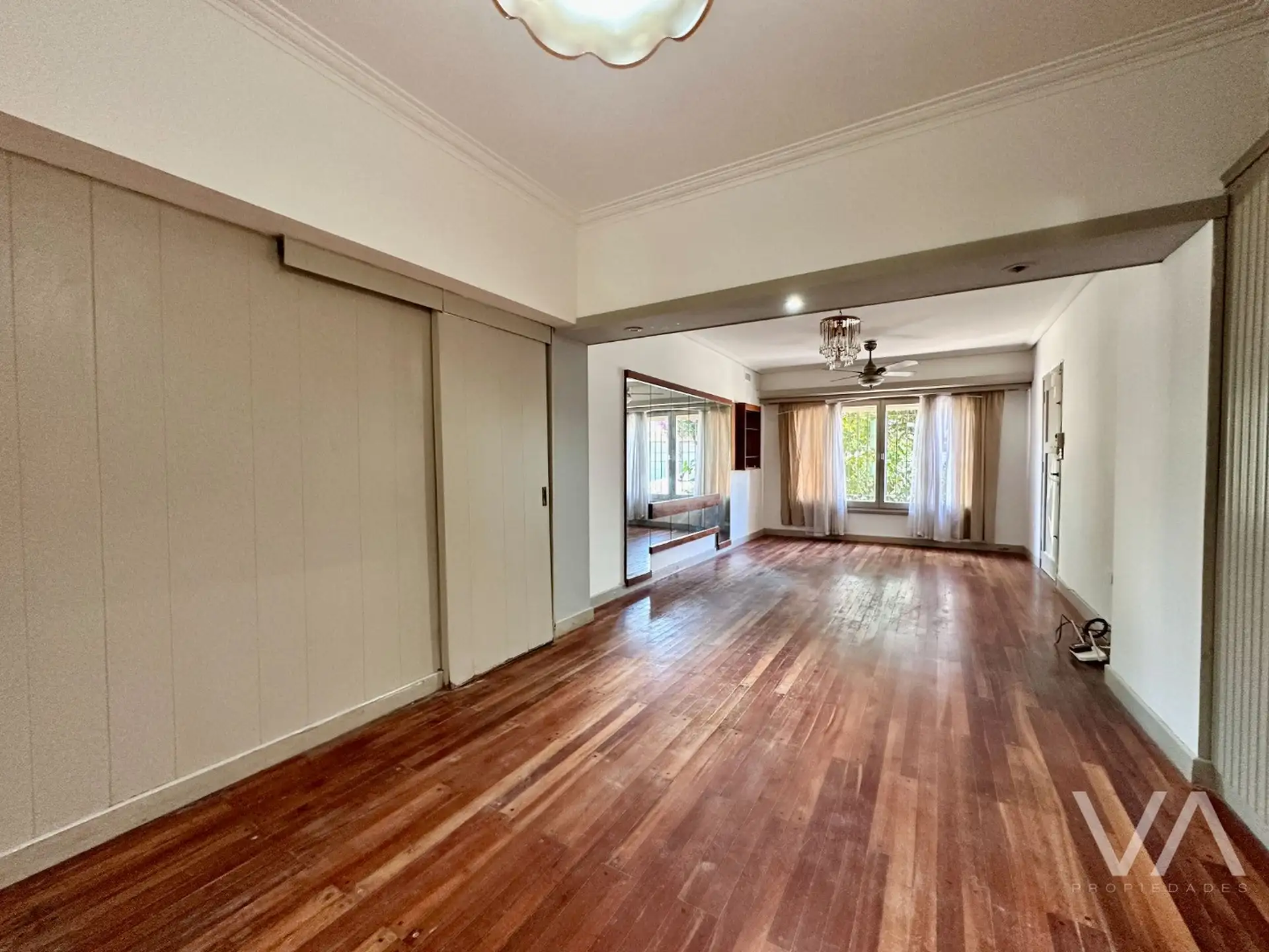 Casa con 4 dormitorios, 290m², Garage — San Cayetano