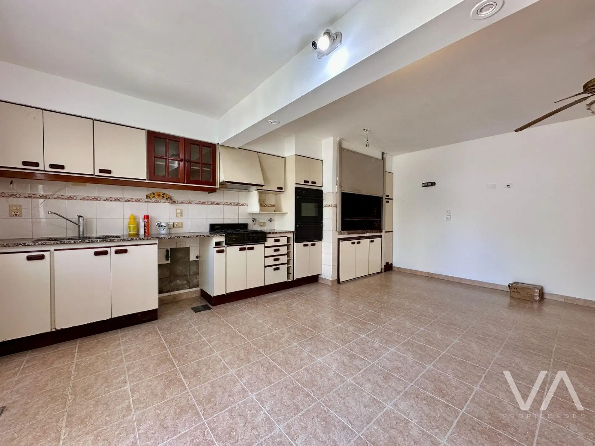 Casa con 4 dormitorios, 290m², garage — San Cayetano