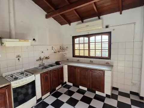 Casa en Alquiler con 2 cocheras