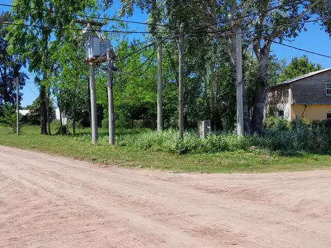 Lote en Esquina frente a plaza 15 x 50  de  750 m²