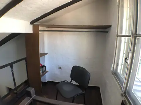 Excelente consultorioo y/o oficina con baño privado. Muy bajos gastos.