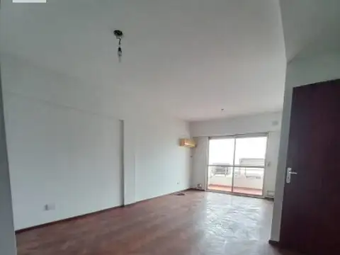 Semipiso con balcón, 2 dormitorios, Mendoza 600.