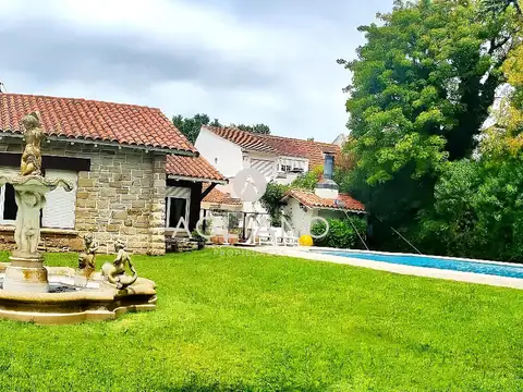 Residencia en Venta. Lote 2400. Sup. Cub. 800. Los Troncos 