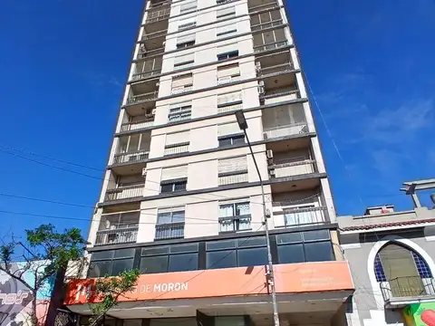 MORON CENTRO- OFICINA AMUEBLADA CON COMPARTIMENTOS + SALA DE RECEPCION