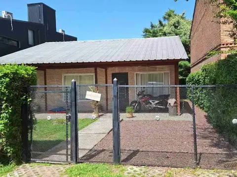 VENTA LOTE CON VIVIENDA Y PILETA EN Bº CERRADO