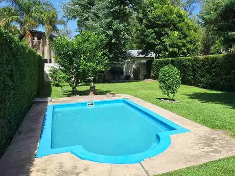 VENTA LOTE CON VIVIENDA Y PILETA EN Bº CERRADO