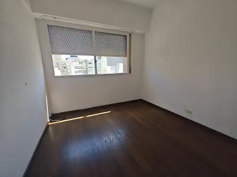 Dos Ambientes en exelente ubicación. Luminoso.