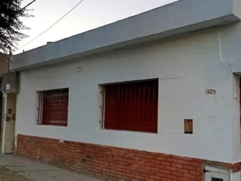 Casa en Alquiler con 2 cocheras