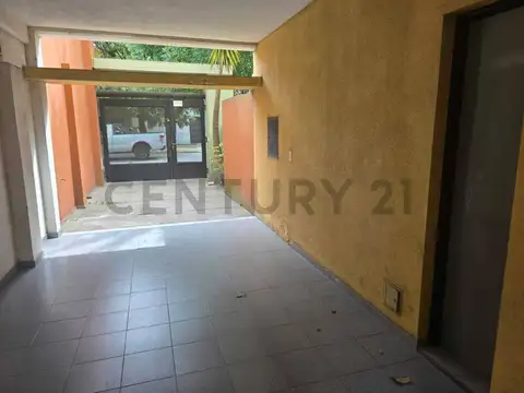 Excelente departamento 2 dormitorios con cochera y patio - 121 65 y 66