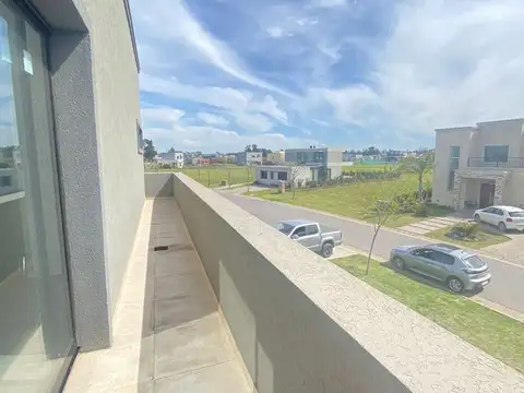Casa en Alquiler con 2 cocheras