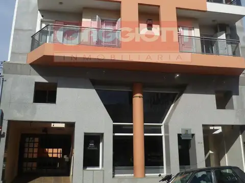 Cochera cubierta en alquiler en el edificio g. lehmann a dos cuadras del centro!