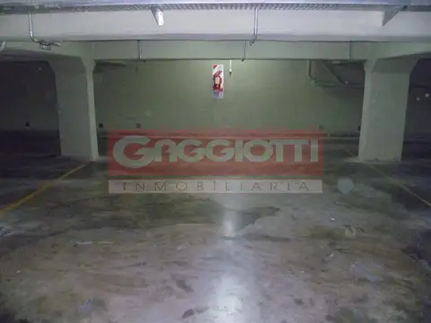 Cochera cubierta en alquiler en el edificio G. Lehmann a dos cuadras del centro!