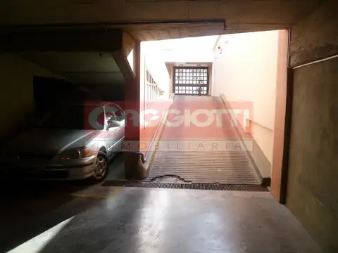 Cochera cubierta en alquiler en el edificio G. Lehmann a dos cuadras del centro!