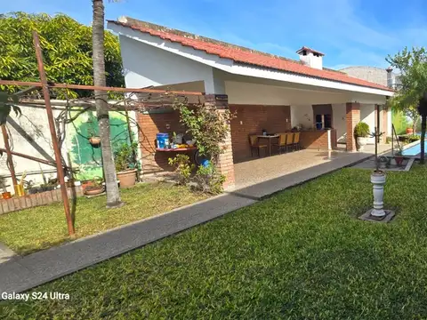 CENTRO DE AVELLANEDA, SE VENDE CASA CON PILETA