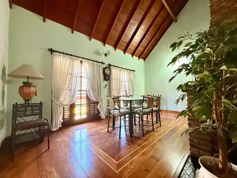 Casa 4 ambientes con 2 baños