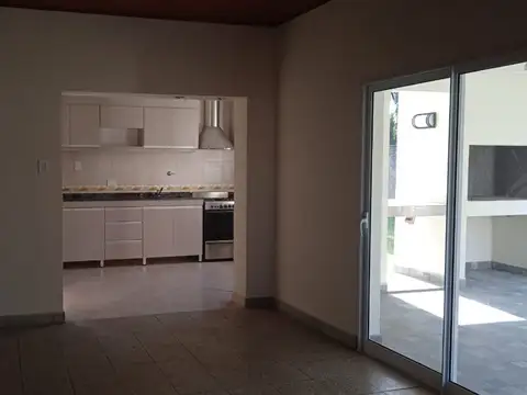 Casa 4 ambientes con 1 baño