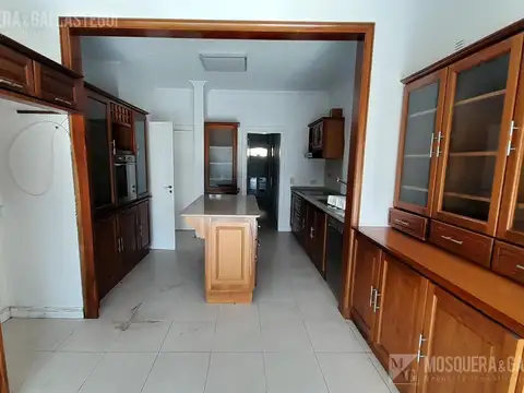 Casa en Alquiler con 4 cocheras
