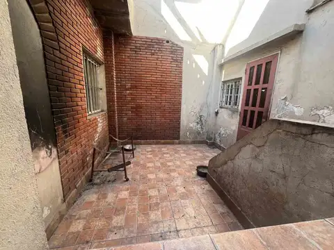 Casa 4 amb.- cochera (a Refaccionar )- Lote propio