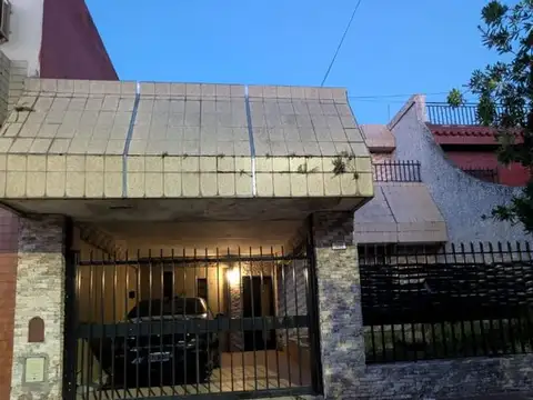 Casa 4 amb.- cochera (a Refaccionar )- Lote propio