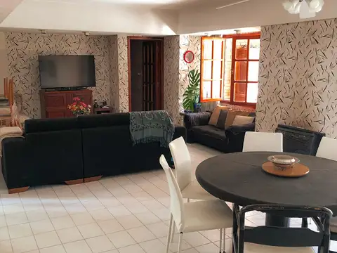 Casa 7 ambientes con 4 baños