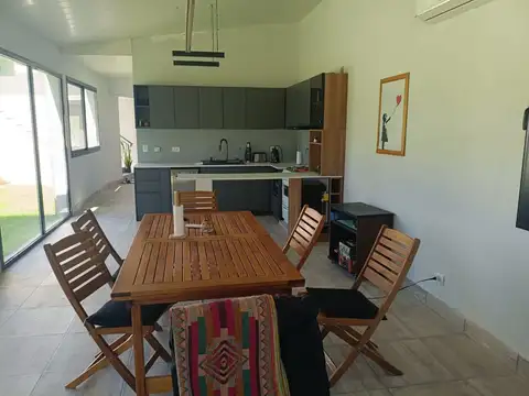 Casa 4 ambientes con 2 baños