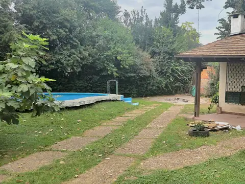 Chalet con pileta s/ 2 lotes a refaccionar a 200m Av R Dario