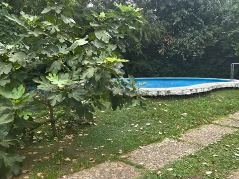 Chalet con pileta s/ 2 lotes a refaccionar a 200m Av R Dario