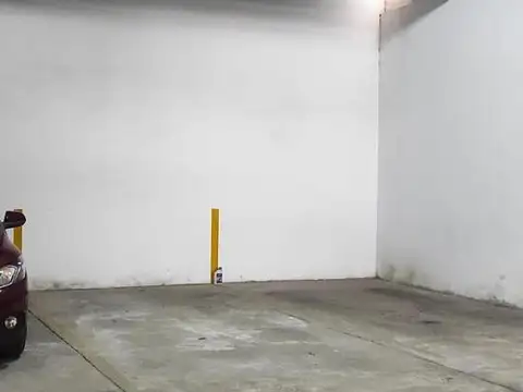 Roca 1335. Cochera en VENTA. Cubierta, portón automático. Excelente ubicación.