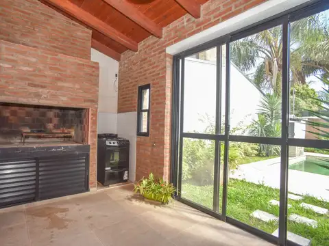 Casa 9 ambientes con 3 baños