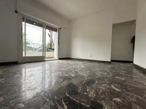 PH TIPO CASA 4 AMBIENTES  COCHERA Y LOCAL 