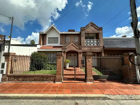 Casa en venta 5 Amb en Villa Sarmiento  c/pileta