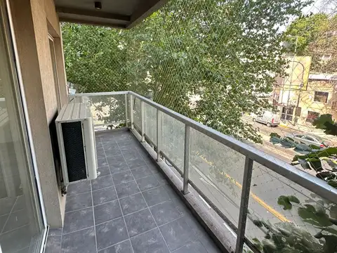 HERMOSO MONOAMBIENTE CON BALCÓN AL FRENTE . MUY AMPLIO Y LUMINOSO.