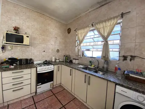 Casa 4 ambientes con 2 baños
