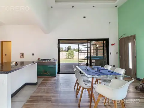 Casa en Venta con 4 cocheras