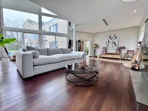 Importante  casa en venta de 3 dormitorios con doble frente  en Santa Maria de Tigre
