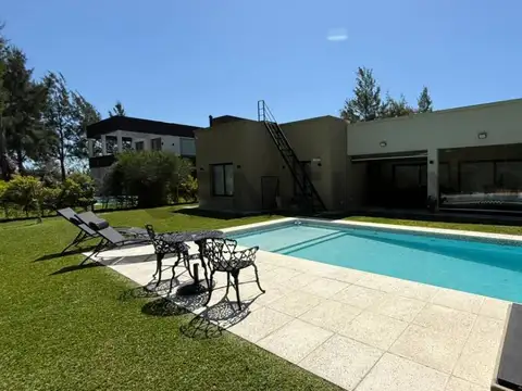 Hermosa casa de 4 ambientes con Galería, parrilla, jardín  y pileta