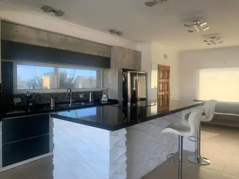 Casa en Alquiler con 2 cocheras