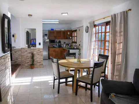 Casa 4 ambientes con 2 baños