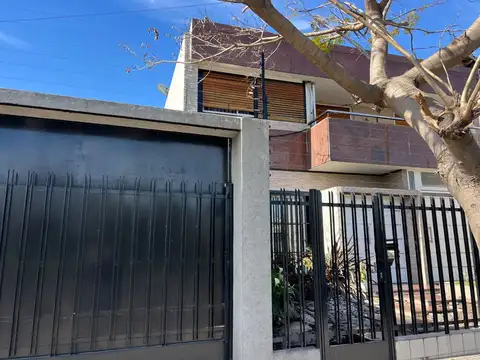 Casa 4 ambientes con pileta quincho Mataderos