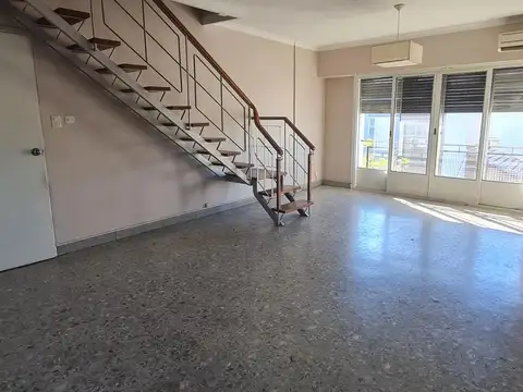 PH de 4 ambientes con patio con parrilla –En Venta