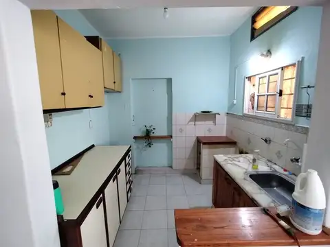 VENTA DE CASA MULTIFAMILIAR C/ LOCALES AL FRENTE