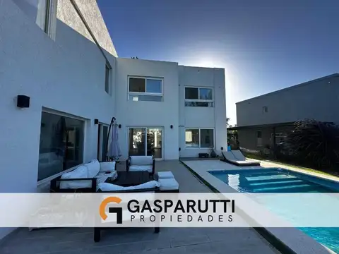 Casa 4 ambientes con 4 baños