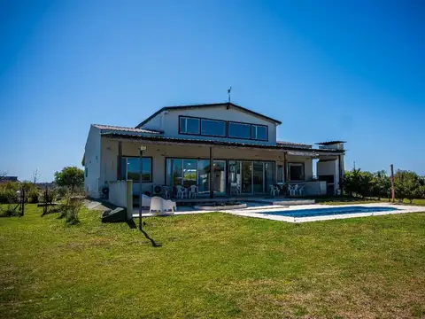 Casa s/lote 2600 mt2. Losa radiante. Pileta clim.