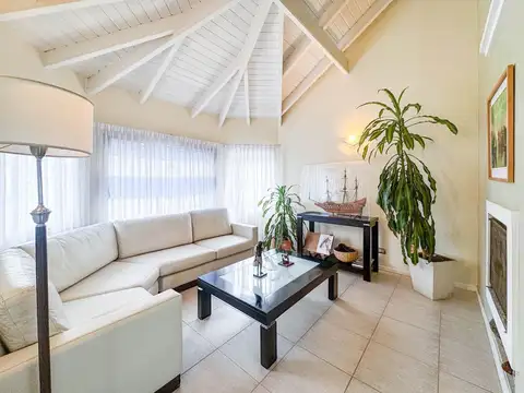 Casa en Venta con 2 cocheras