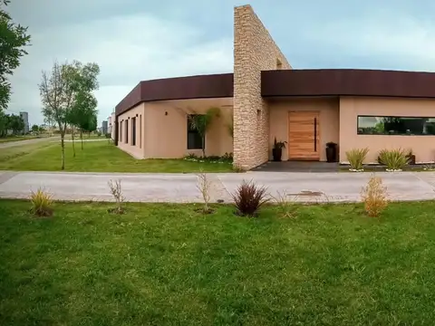 CASA 4 1/2 AMBIENTES FINCAS DE SAN VICENTE