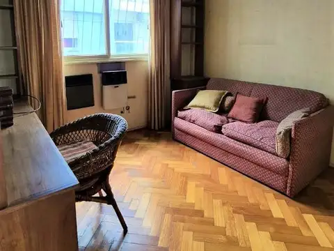 Hermoso Dpto. de época en perfecto estado. 